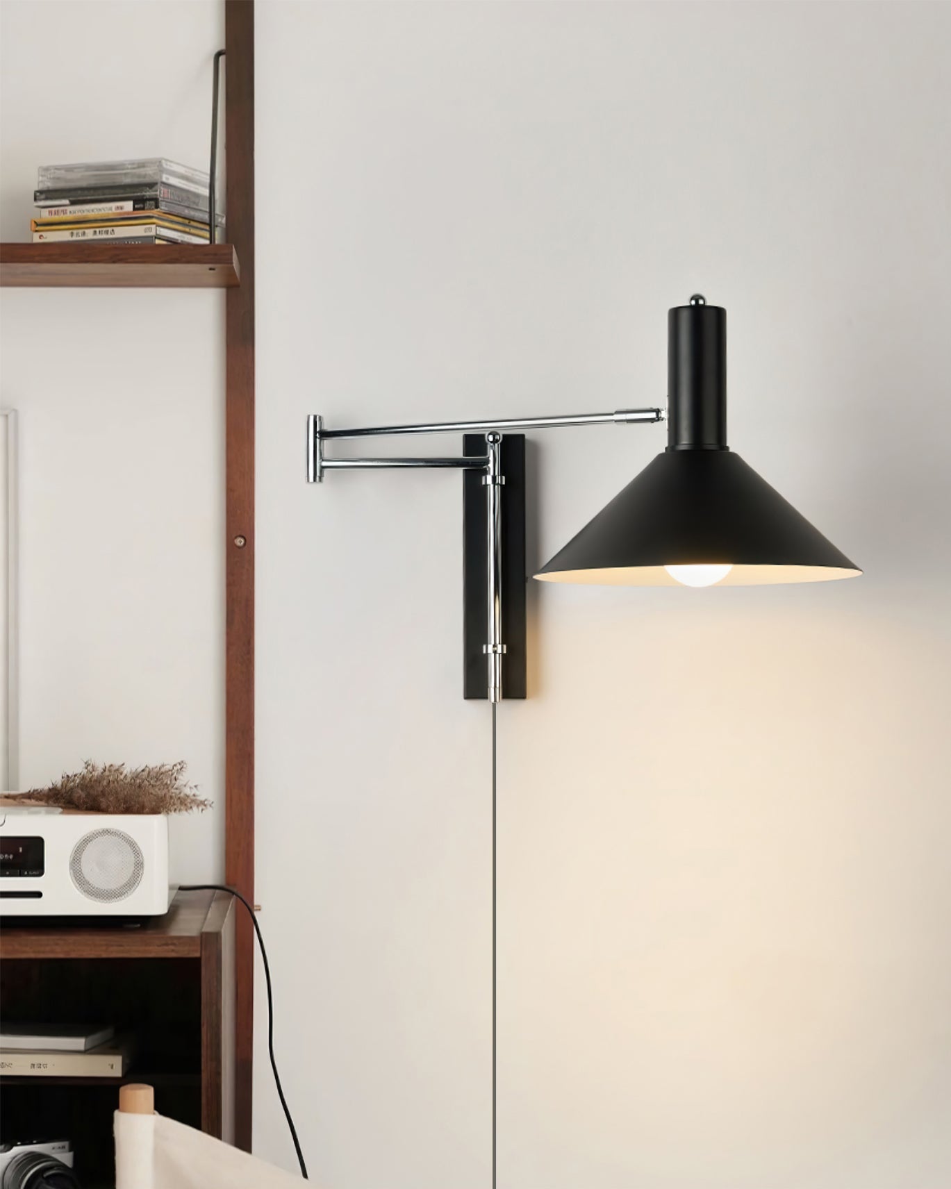 Adjustable wall lamp with movable arm