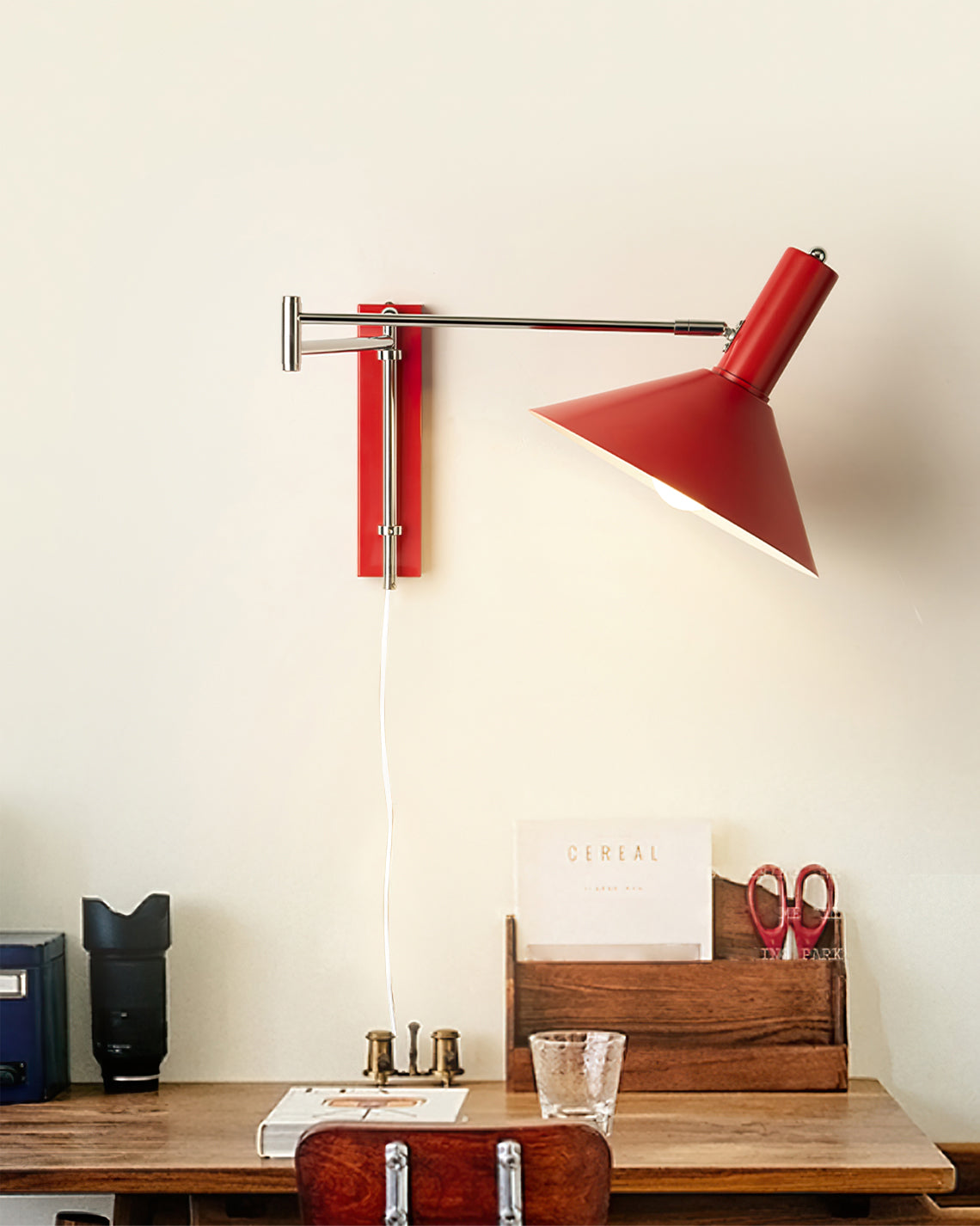 Adjustable wall lamp with movable arm