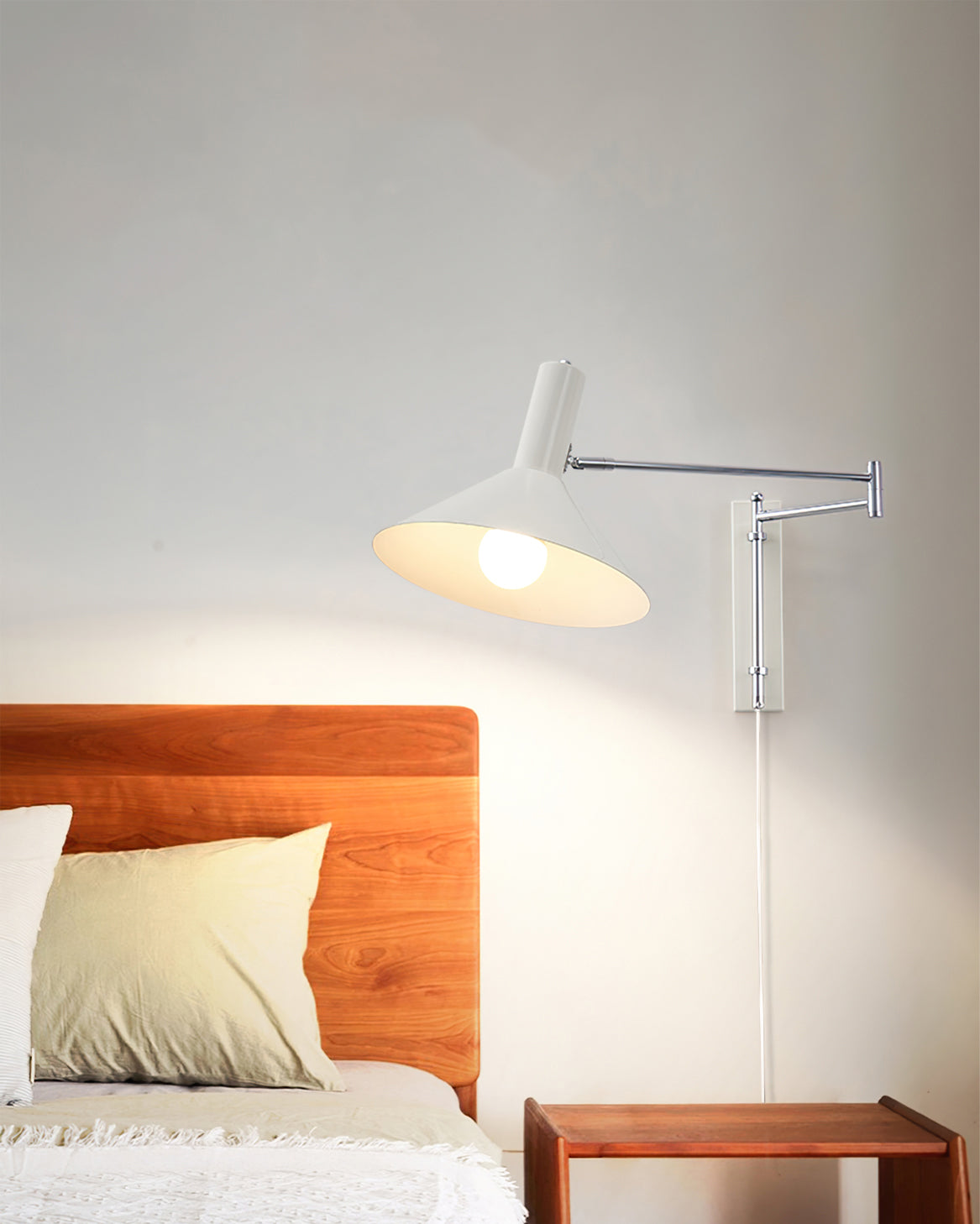 Adjustable wall lamp with movable arm