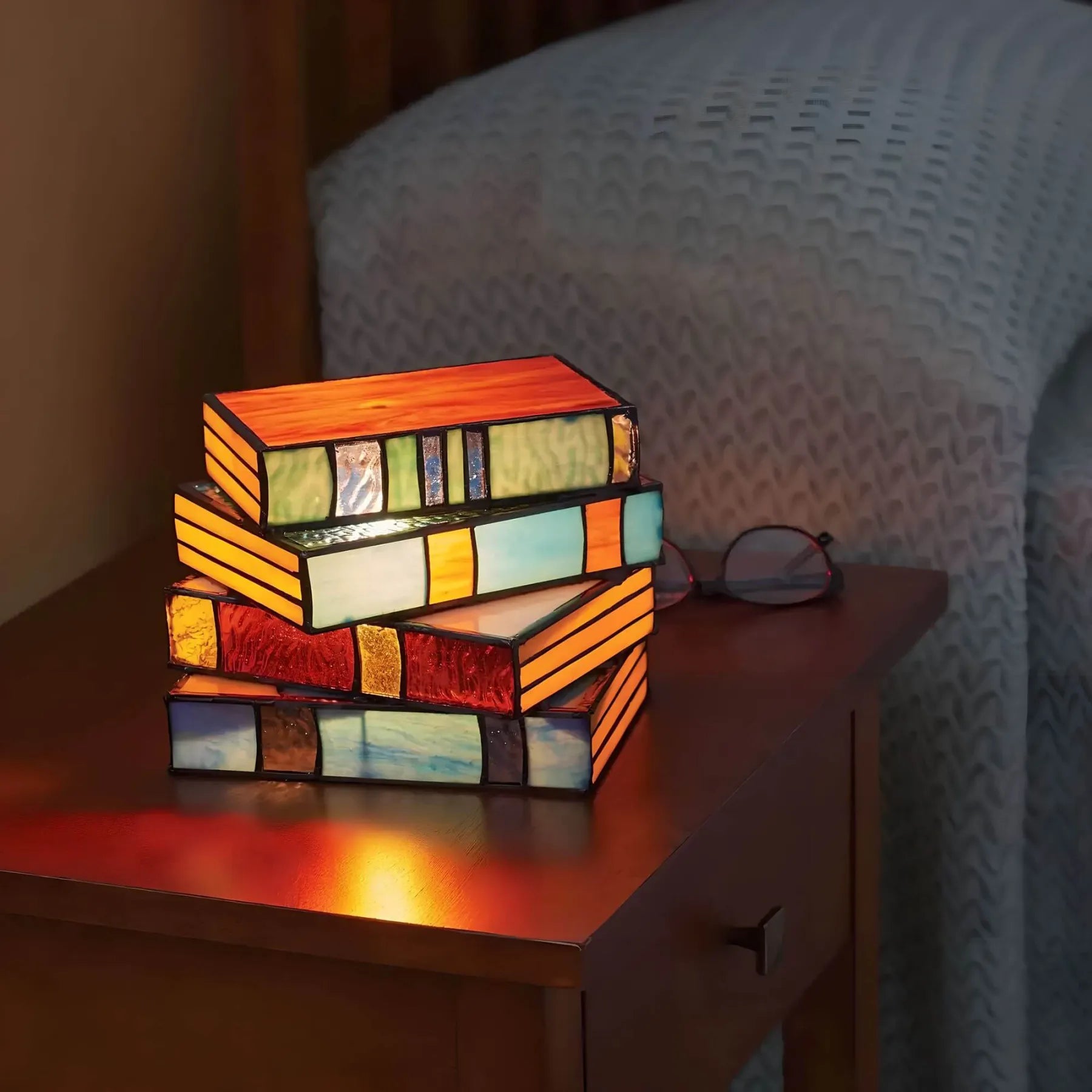 Lampa stołowa dekoracyjny stos książek styl witrażowy