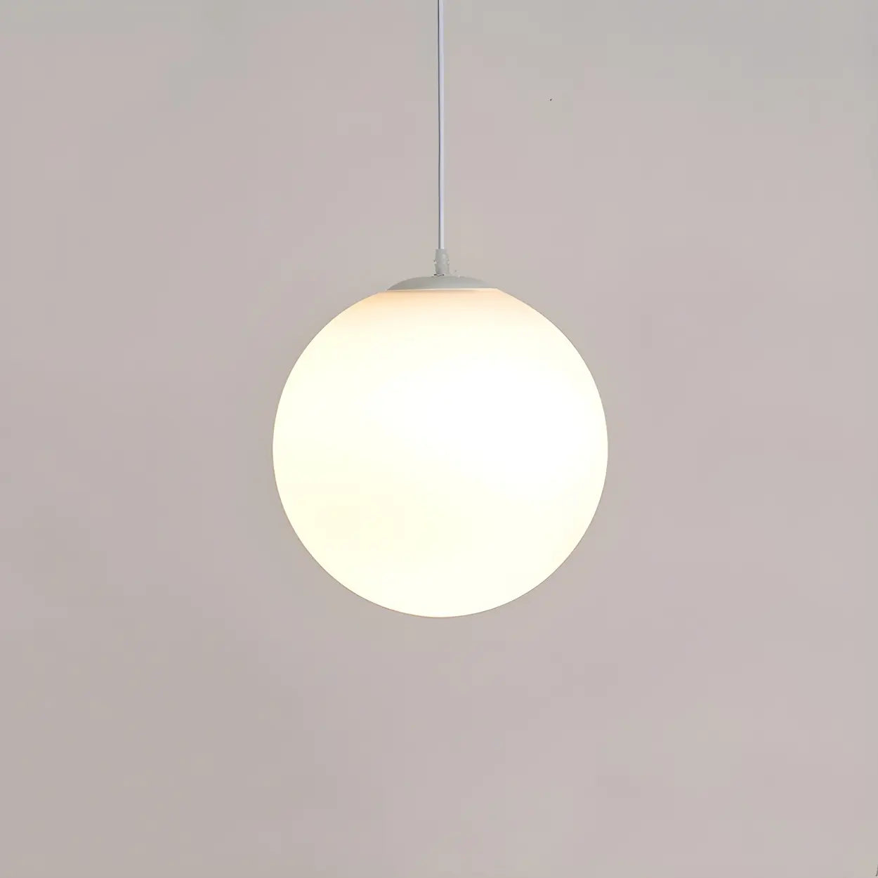 Lampa wisząca nowoczesna biała kulista minimalistyczna