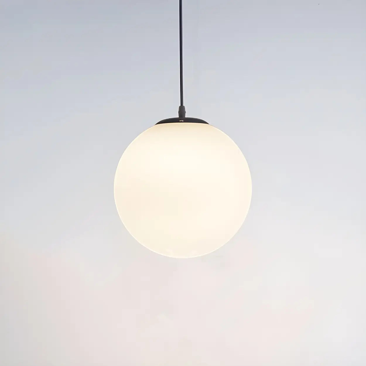 Lampa wisząca nowoczesna biała kulista minimalistyczna