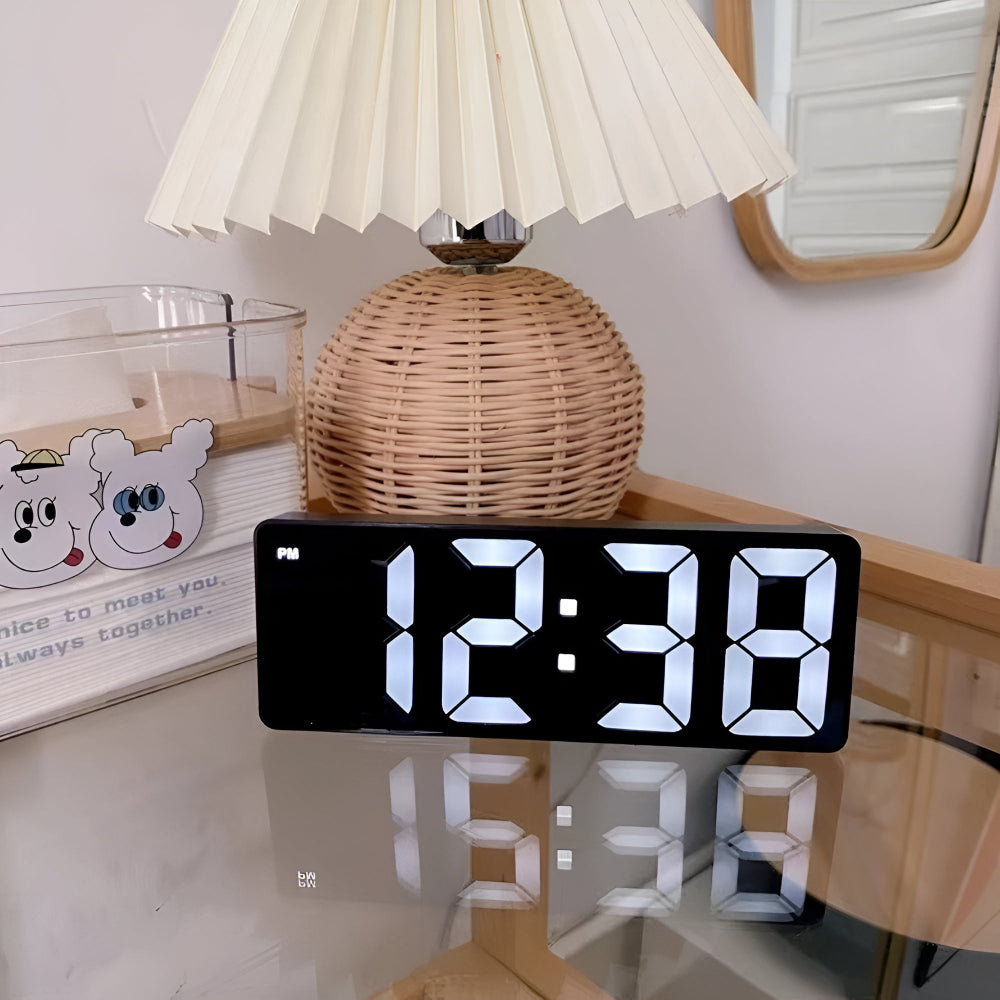 Lampka nocna z lustrem budzikiem i cyfrowym wyświetlaczem