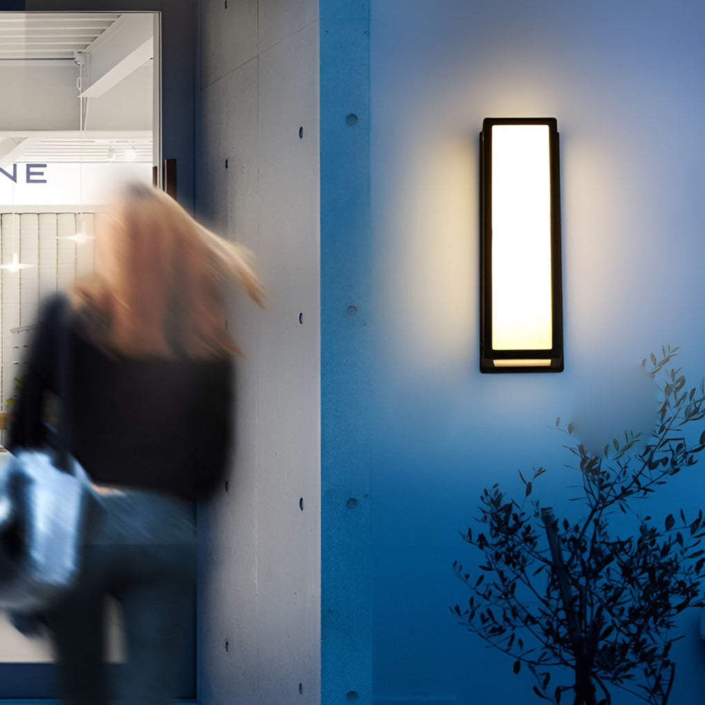 Zewnętrzna lampa ścienna LED z czujnikiem ruchu