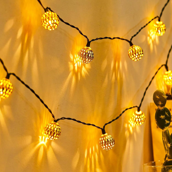 Outdoor solar decorative string lights with a spherical pattern